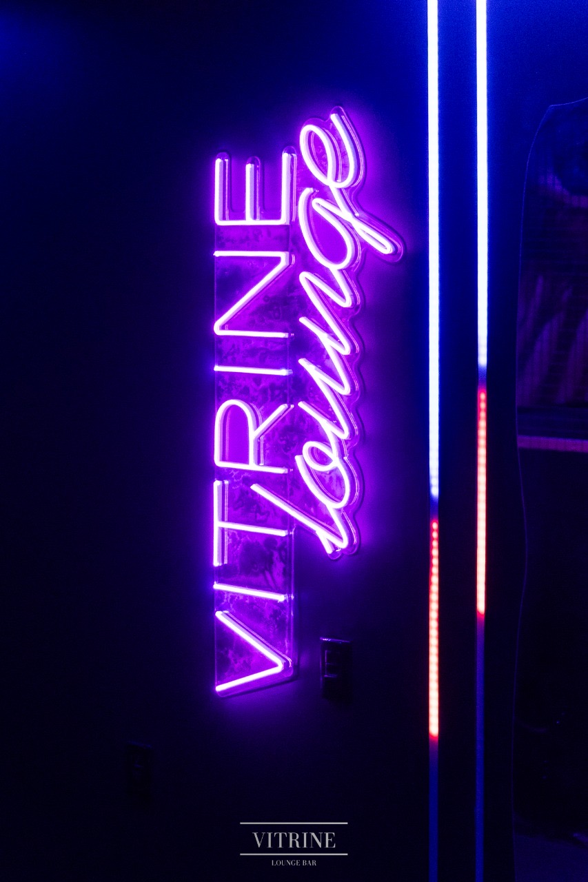 Painel neon Vitrine Lounge em tons de roxo
