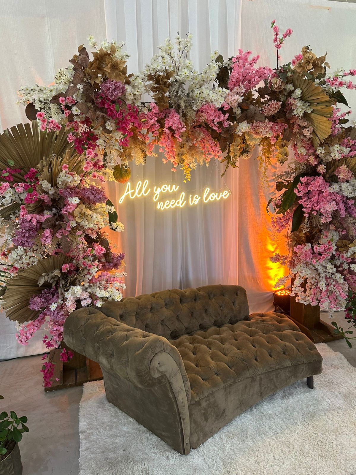 Letreiro All you need is love em decoração de flores