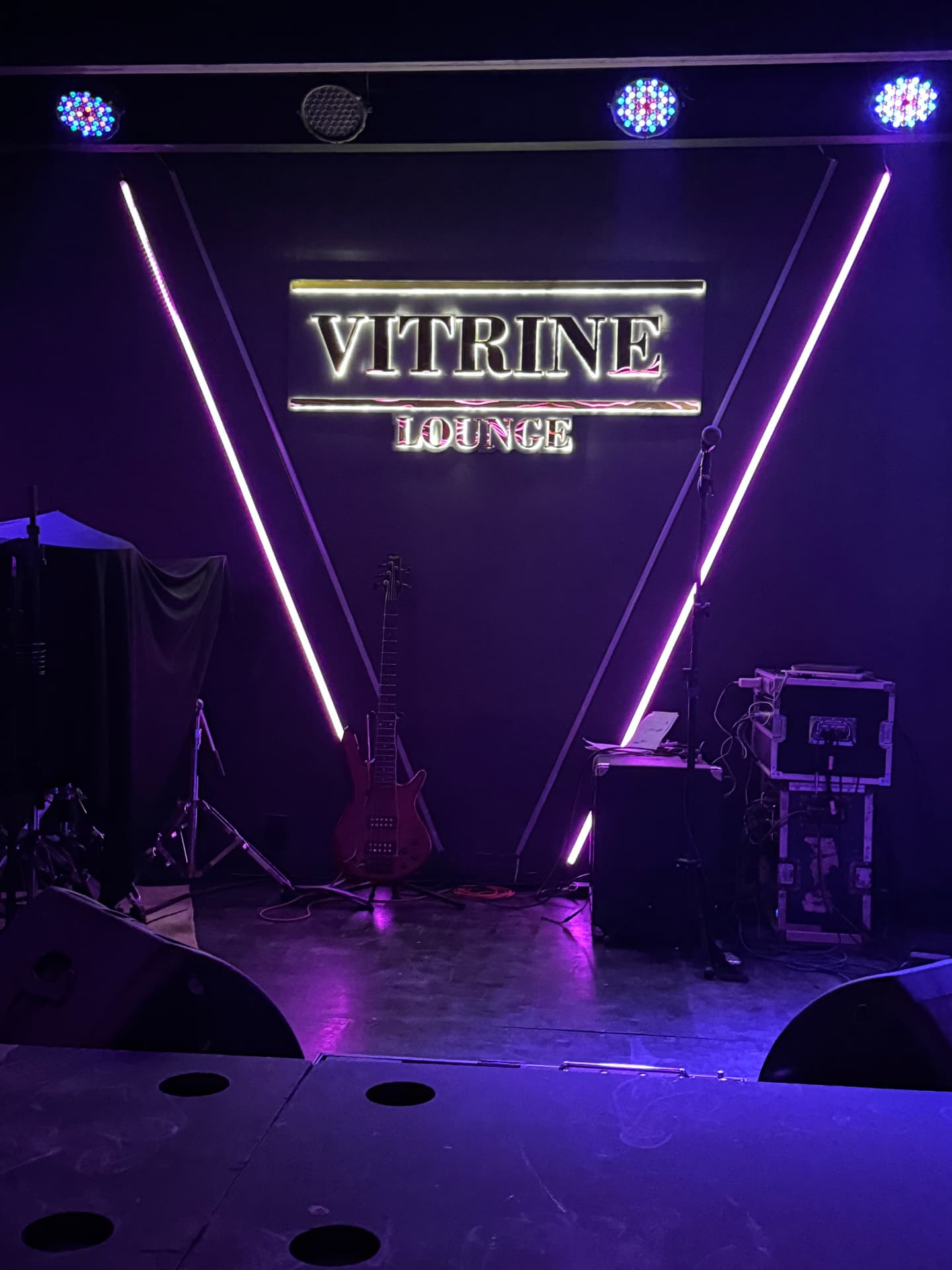 Palco Vitrine Lounge com letreiro iluminado e luzes LED