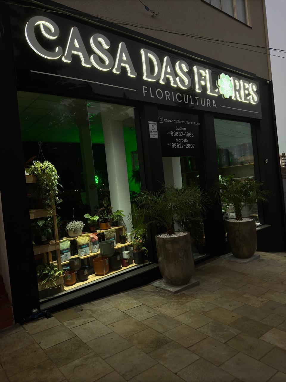 Fachada de floricultura com letras caixa iluminadas em LED