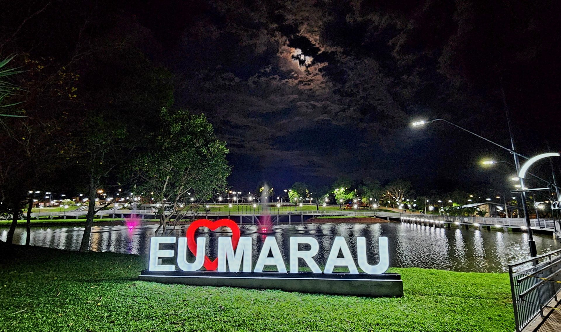 Letreiro Eu Amo Marau iluminado em praça à noite