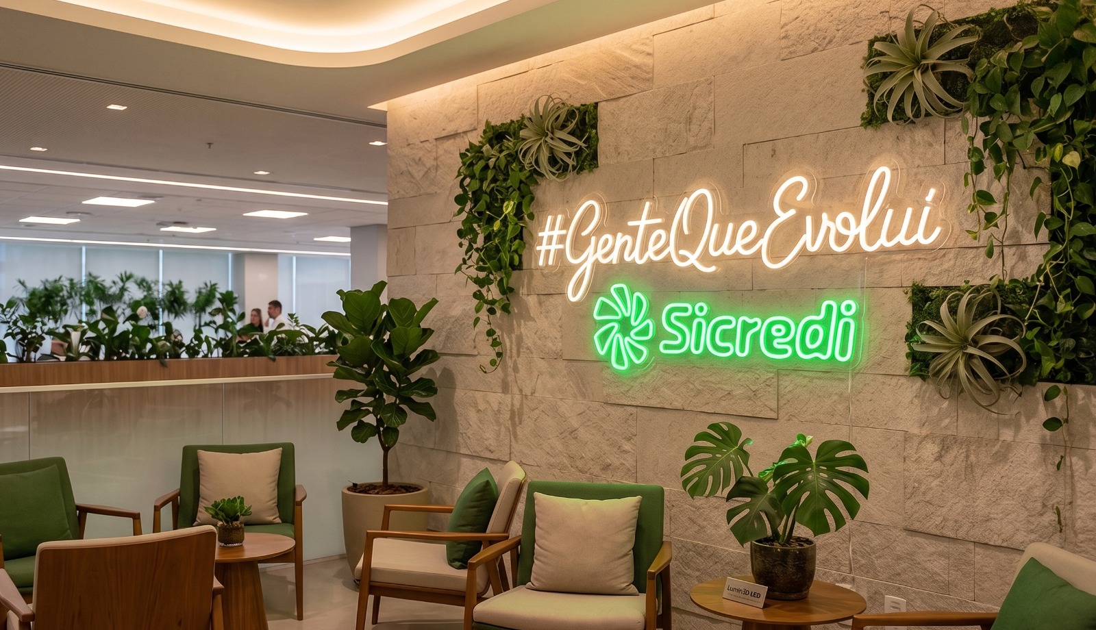 Painel em neon LED com marca e frase iluminada em parede corporativa