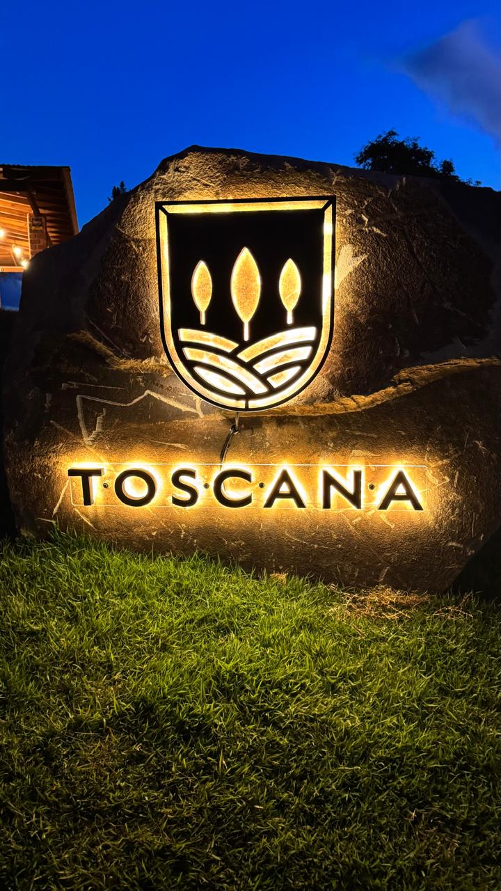 Letreiro iluminado Toscana em pedra, exemplo de fachada empresarial feito pela Lumin3DLED